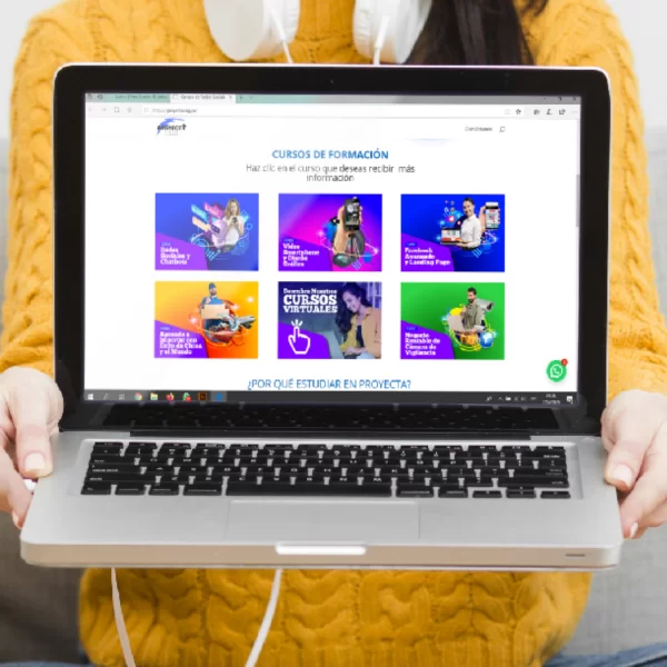 Laptop con plataforma de cursos virtuales