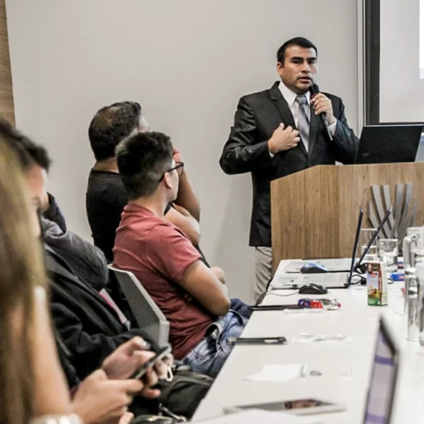 Expositor dando una charla en auditorio